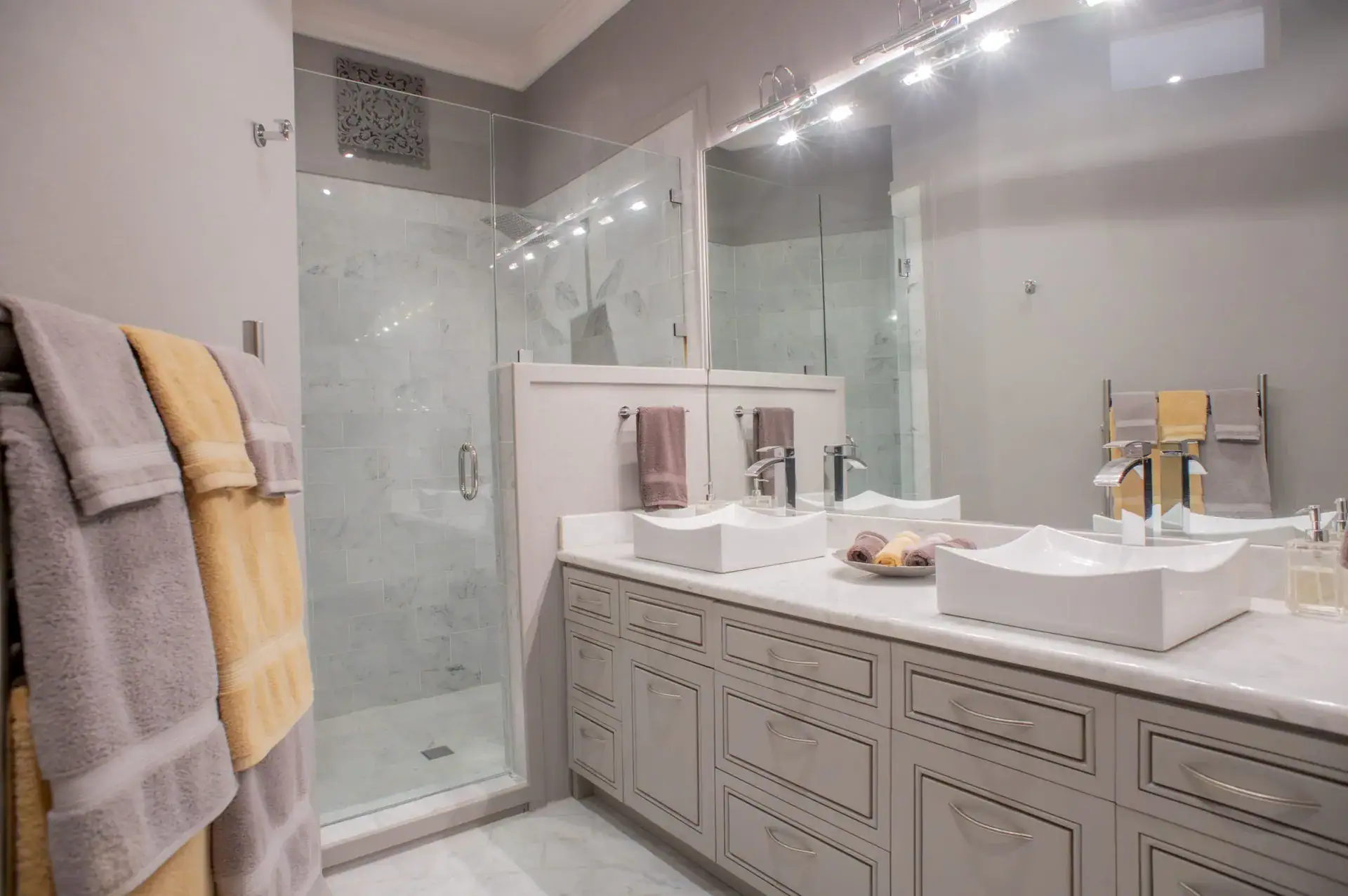 Casa Lyla, bathroom with a double vanity, vessel sinks and a glass walk-in shower, San Miguel de Allende