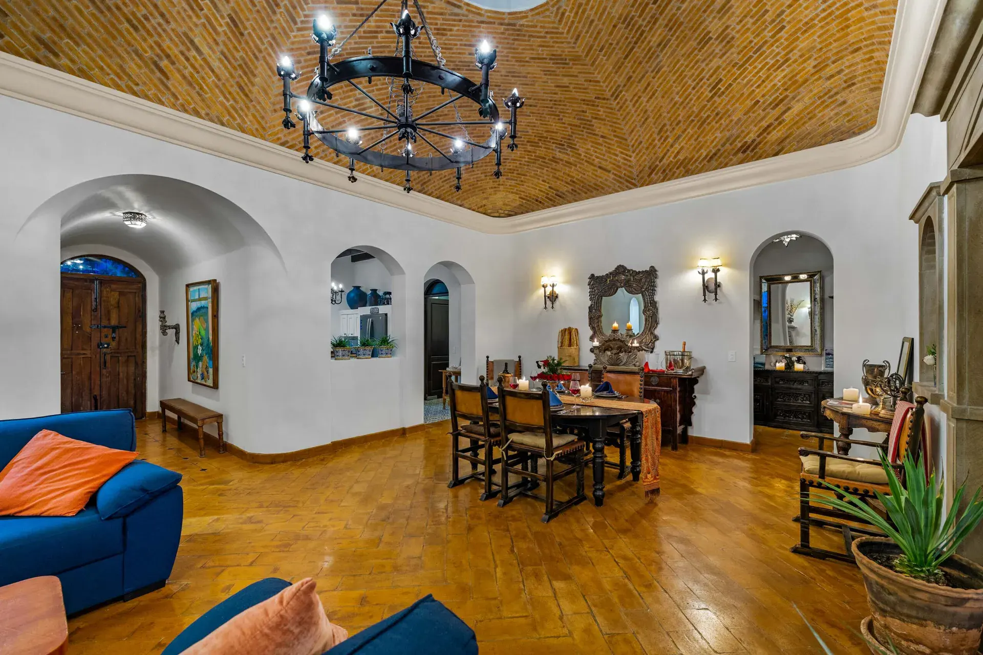 Casa Noche Magica, living room with a vaulted brick ceiling, arched niches and a dining area, San Miguel de Allende