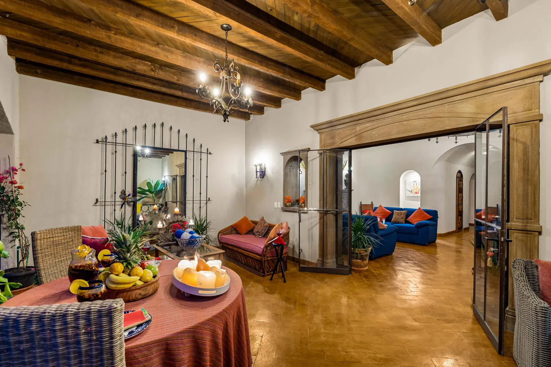 Casa Noche Magica, upper-level living space with a banquette, a dining table and a wood-beam ceiling, San Miguel de Allende