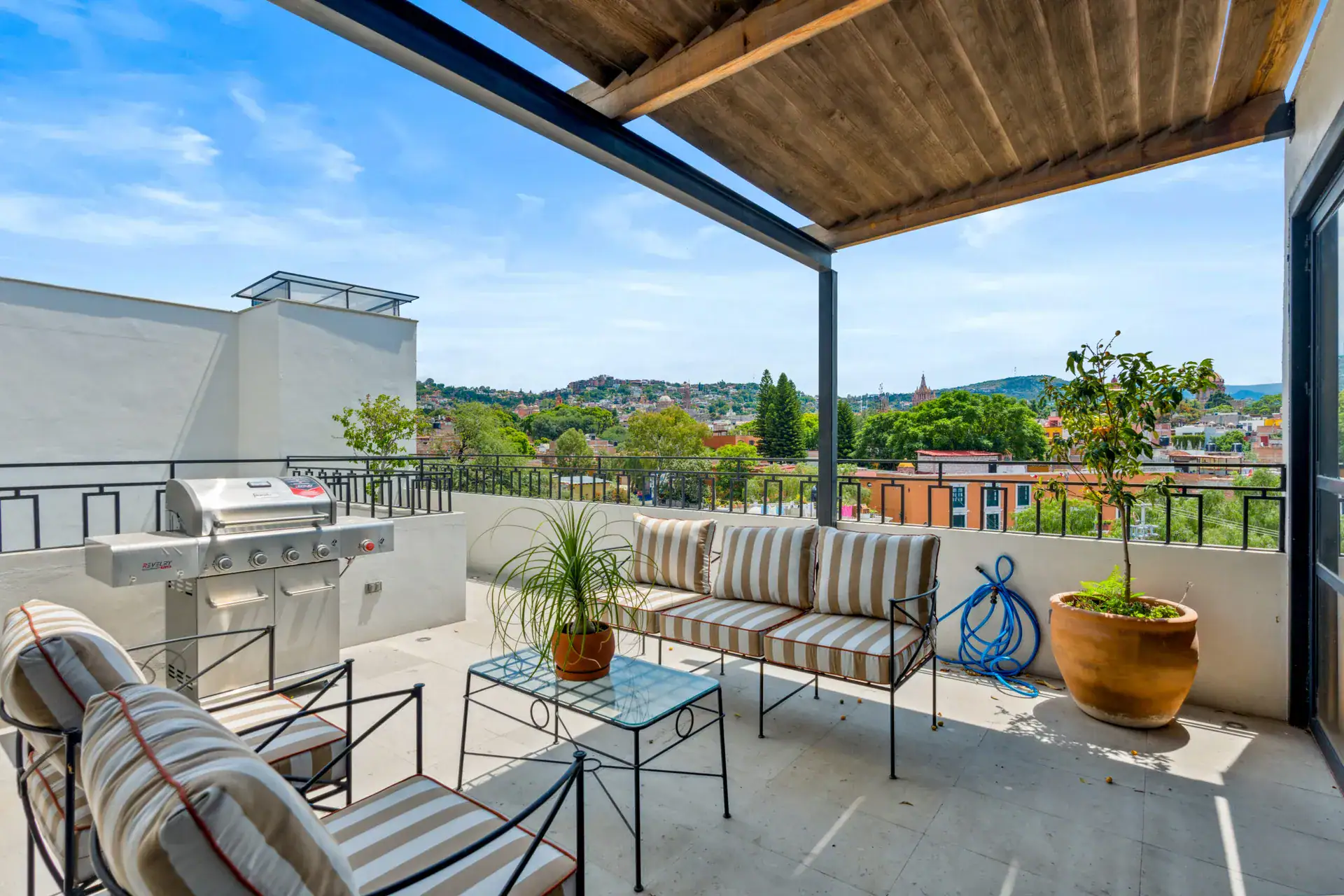 Casa Palma, rooftop terrace with striped sofas, a barbecue and a pergola overlooking the town, San Miguel de Allende