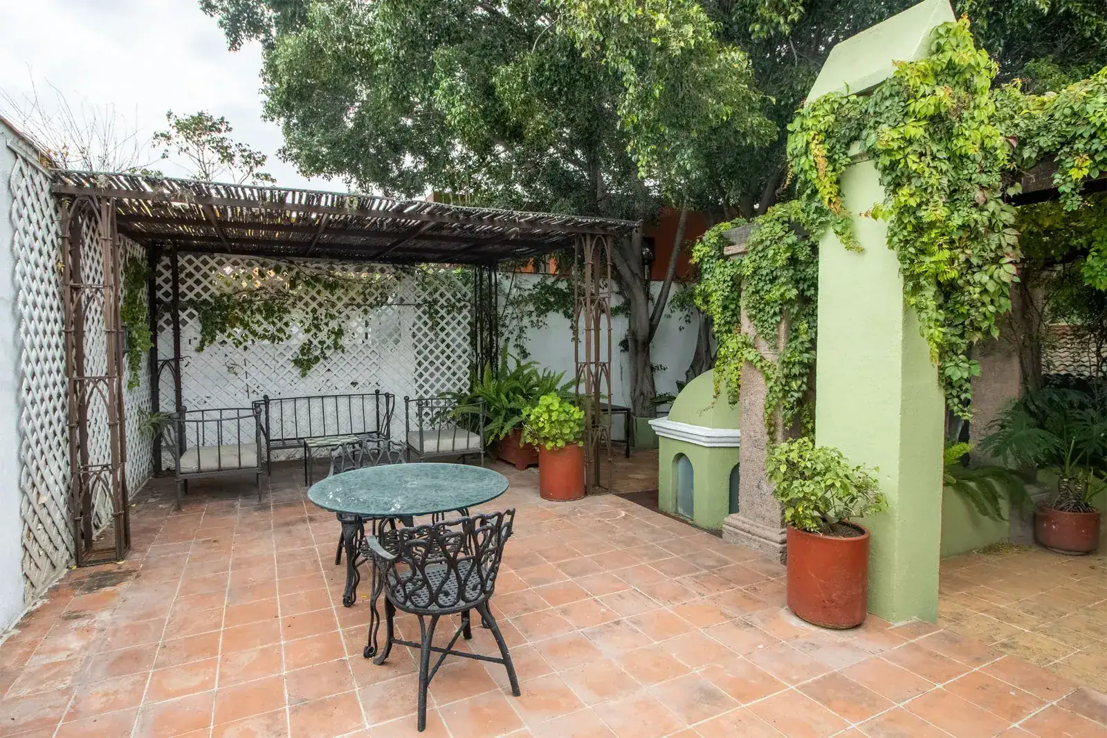 Casa Quetzal Hotel, terrace with a pergola, a bench and a bistro set surrounded by vines, San Miguel de Allende