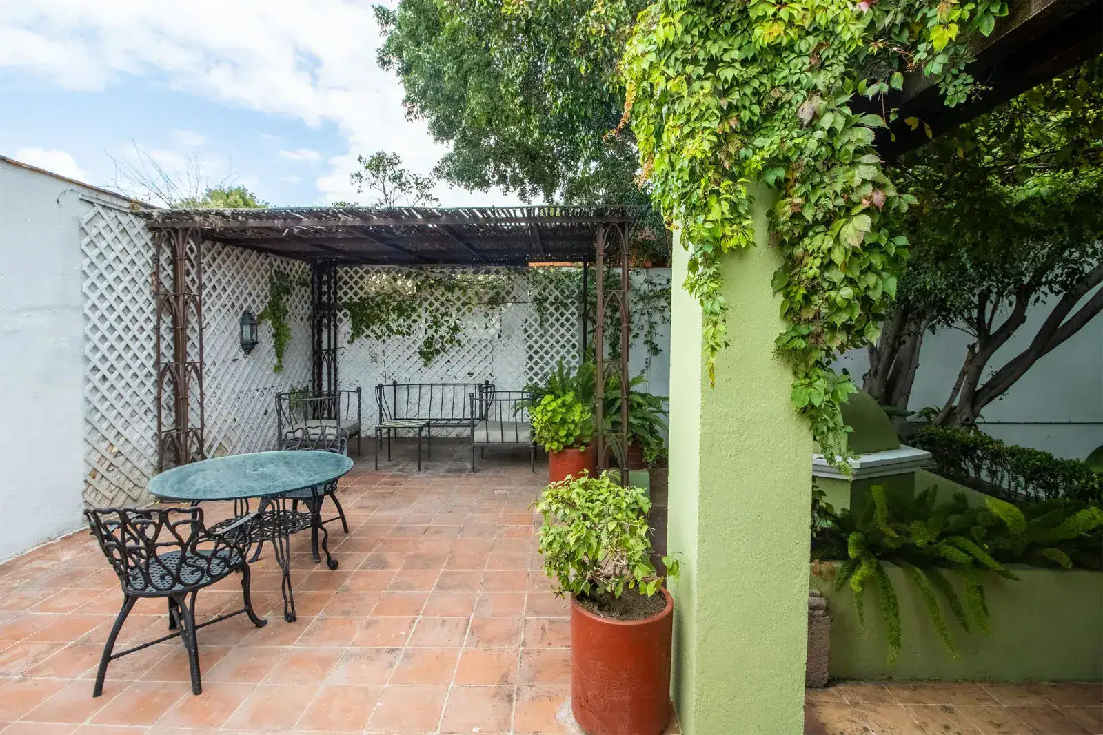 Casa Quetzal Hotel, terrace with a glass bistro table, pergola and a lattice screen, San Miguel de Allende