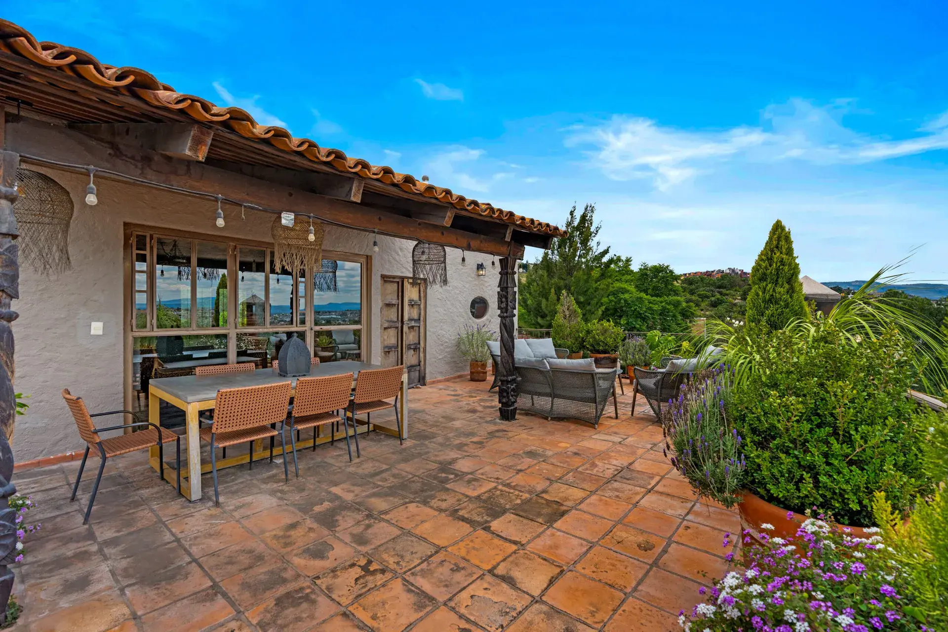 Casa Roka, rooftop terrace with a tile-roofed pavilion, a dining table and chairs and a view of the hills, San Miguel de Allende
