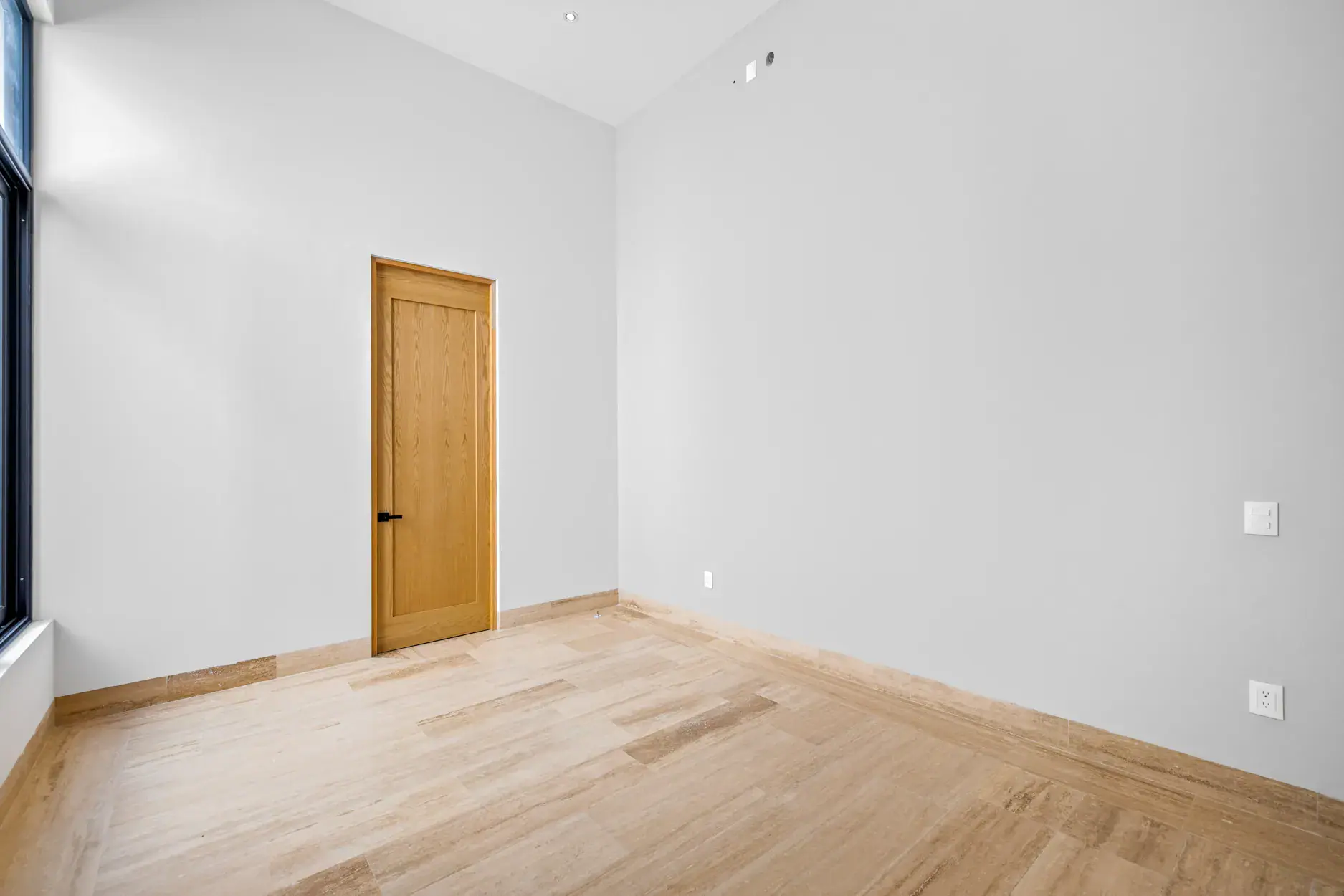 Casa Ronda, empty bedroom with a high ceiling and a wood door, San Miguel de Allende