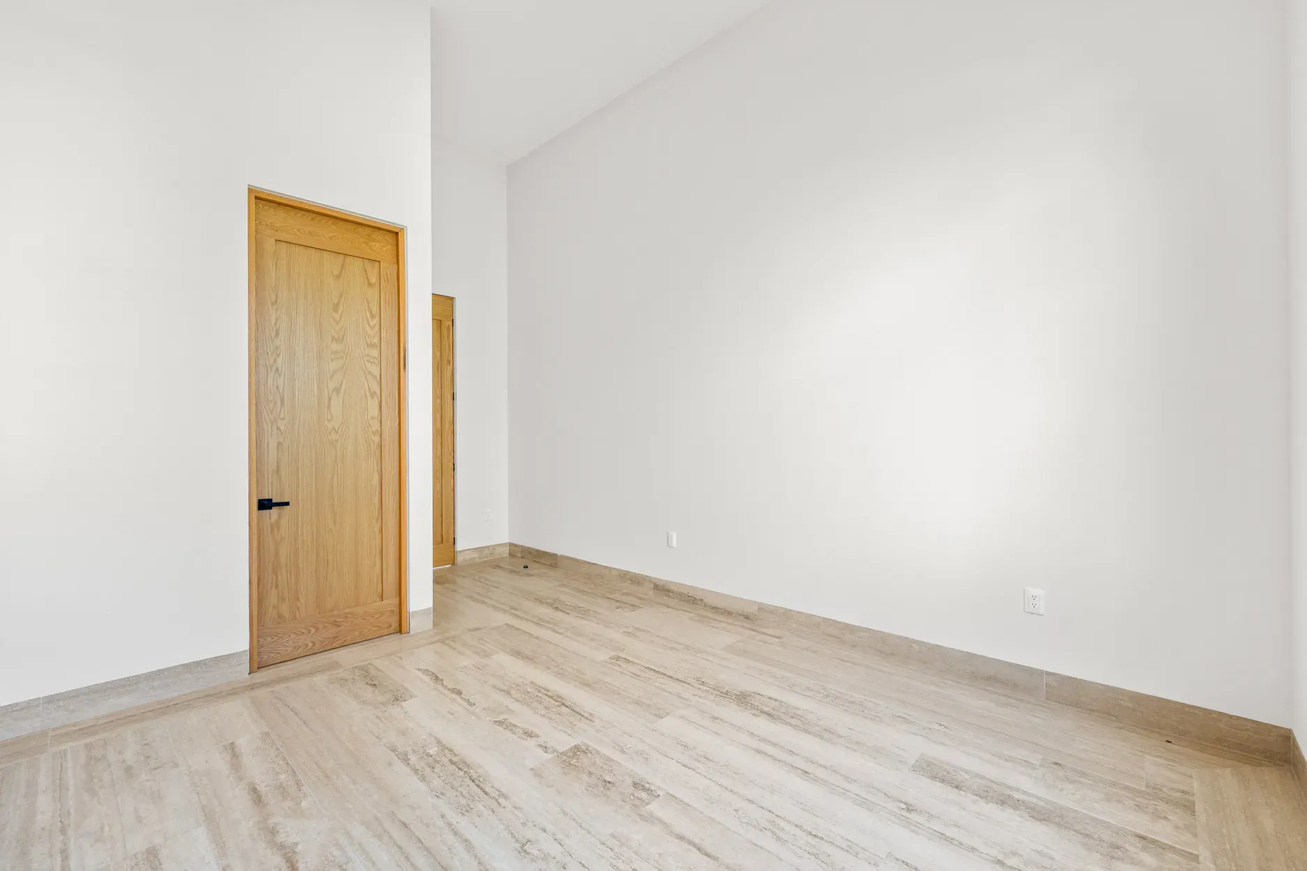 Casa Ronda, empty bedroom with a high ceiling and a wood door, San Miguel de Allende