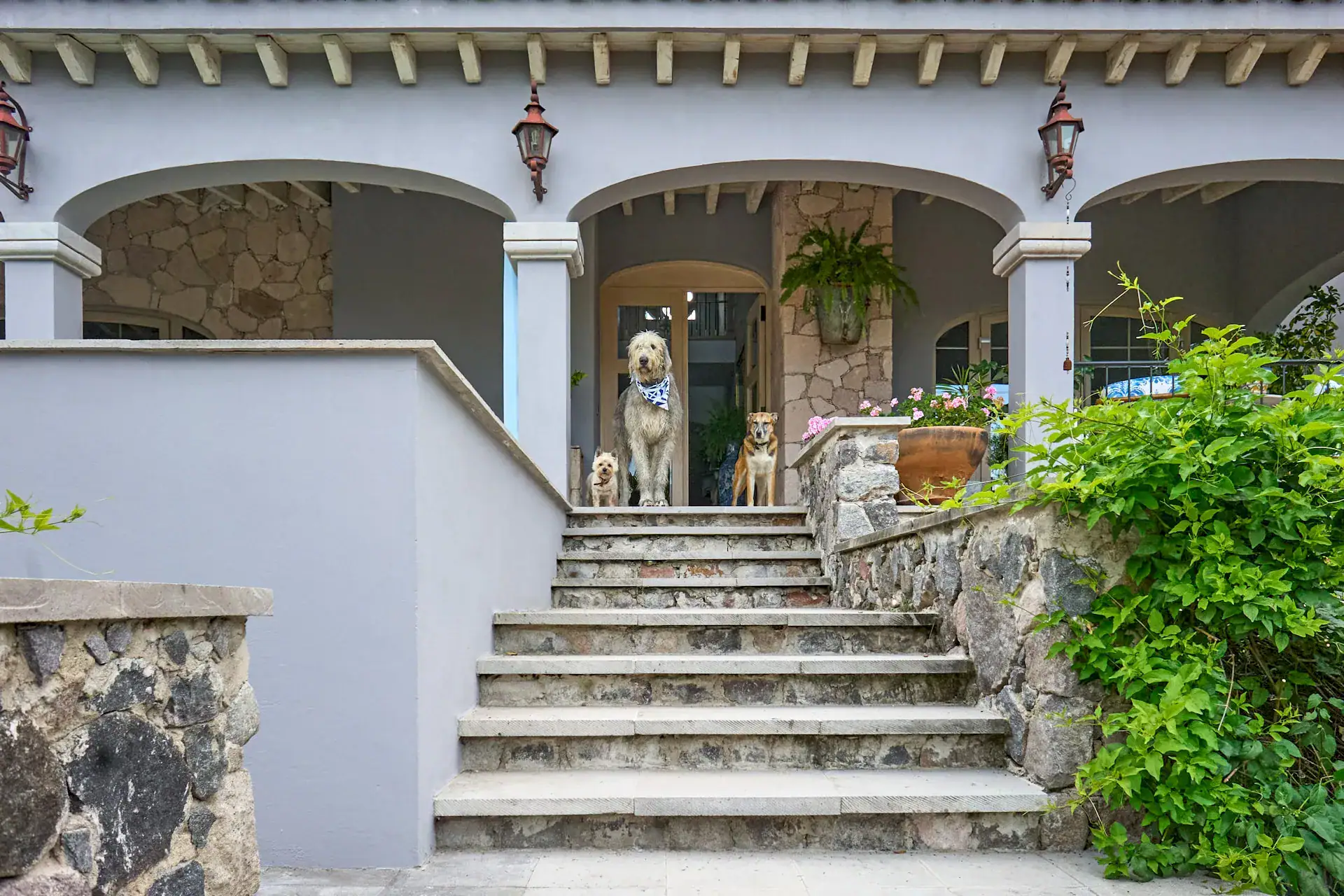 Casa Rosa, covered entrance with a stone staircase and arches, San Miguel de Allende