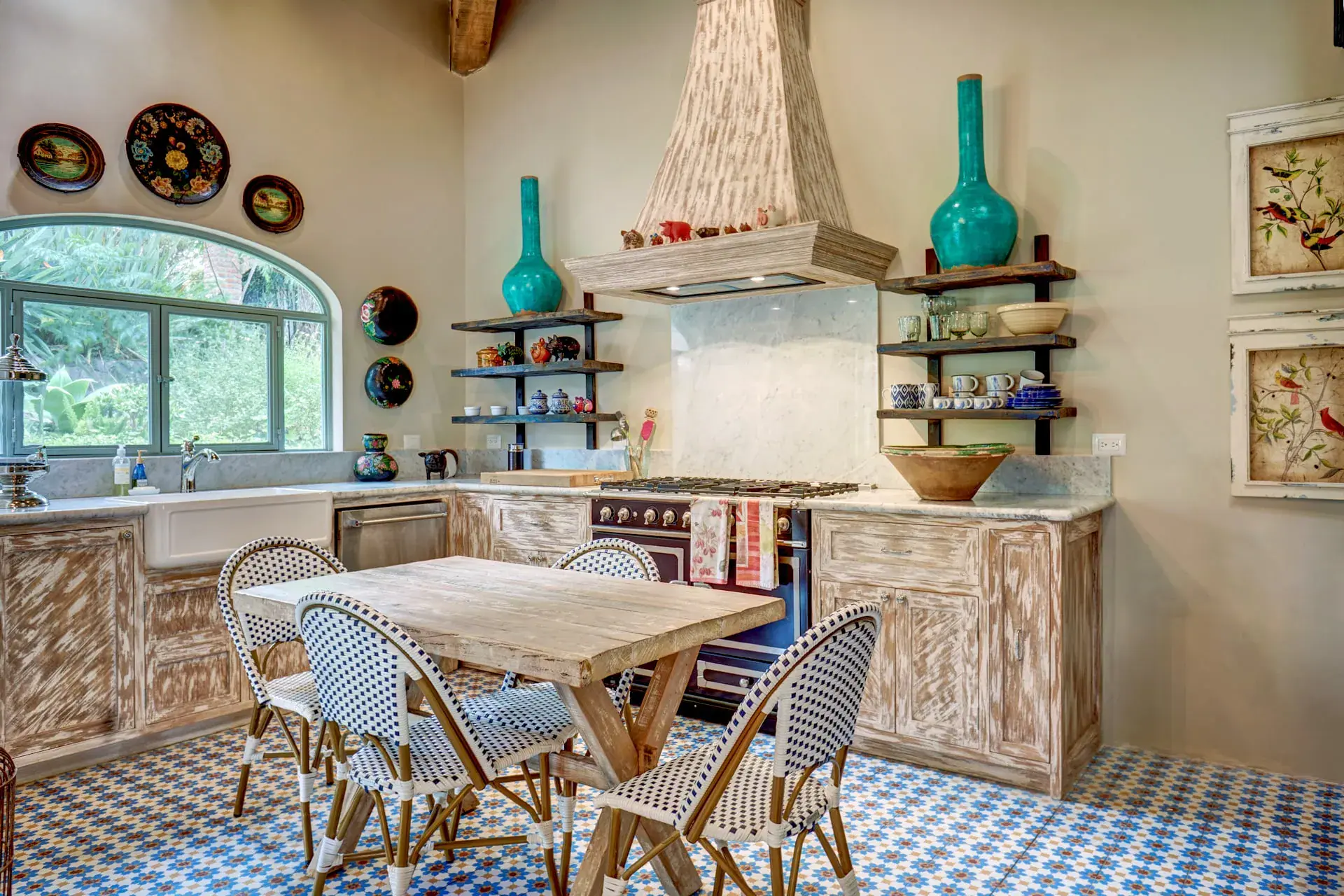 Casa Rosa, kitchen dining table with café chairs and an arched window, San Miguel de Allende
