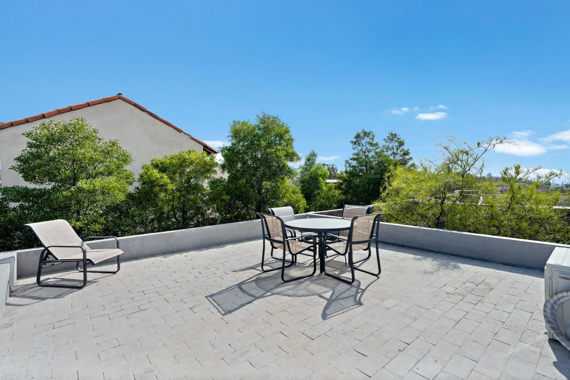 Casa Sanchez Renero, rooftop terrace with a lounge chair, a patio table and views of trees and neighboring roofs, San Miguel de Allende