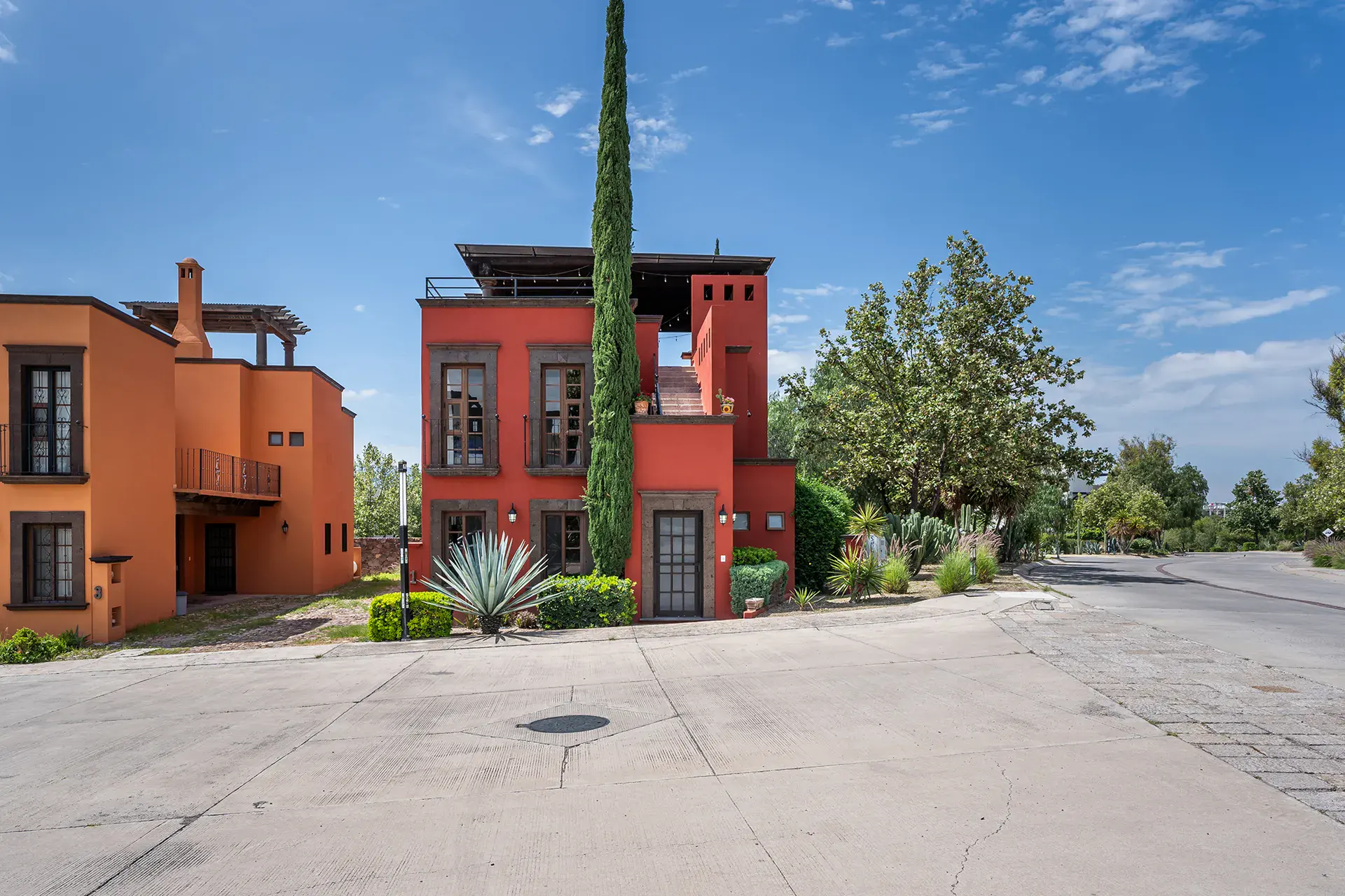 Casa Texican, red house on a quiet street in Ventanas de San Miguel, San Miguel de Allende
