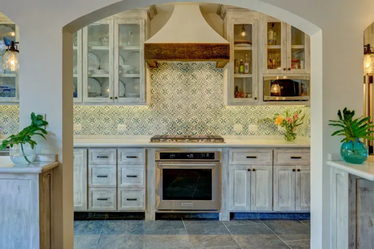 Casa Zaca, kitchen with an arched alcove, glass cabinets and a patterned tile backsplash, San Miguel de Allende