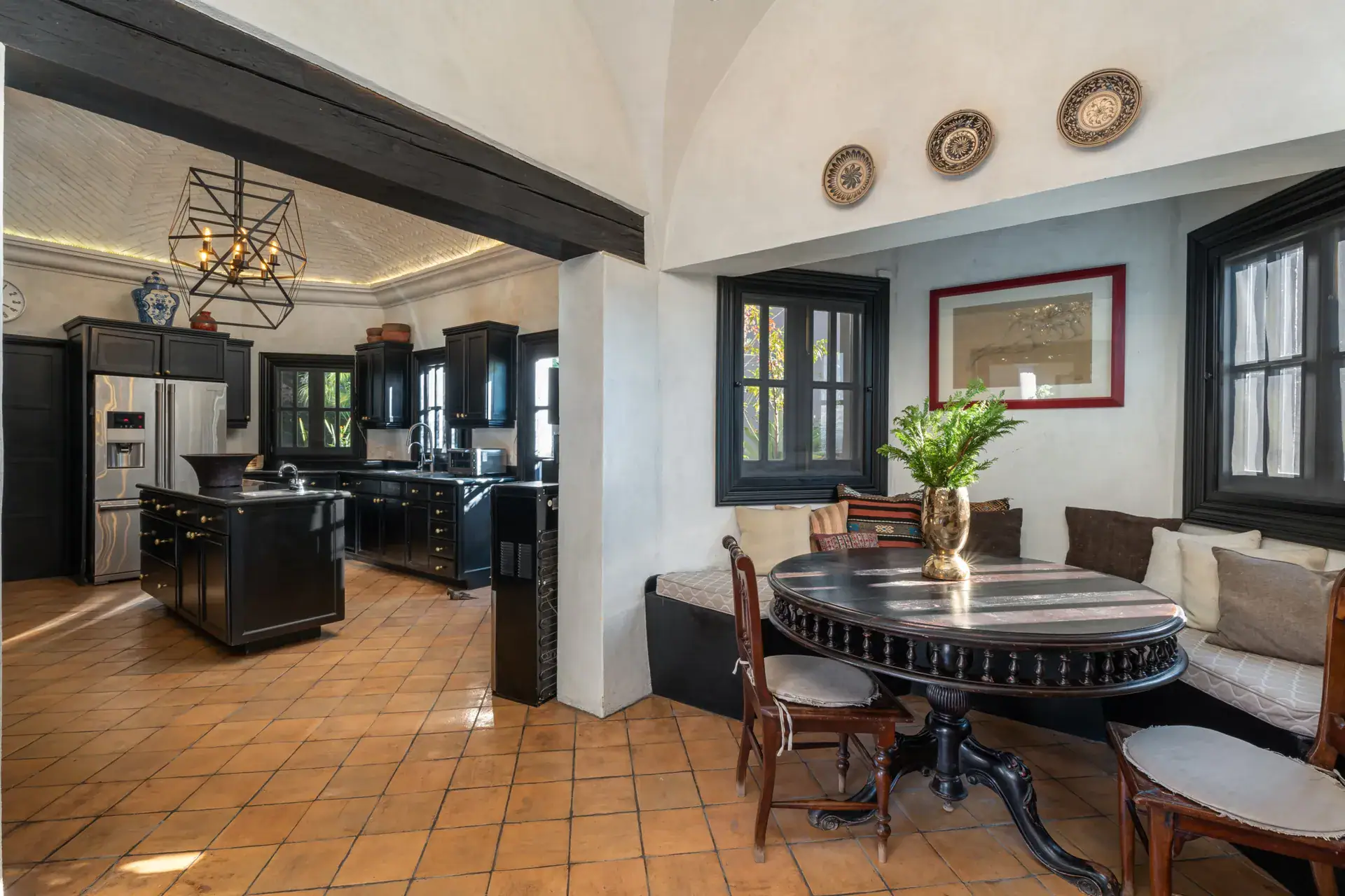 Casa Zen, kitchen with black cabinets, a round table and a terracotta floor, San Miguel de Allende
