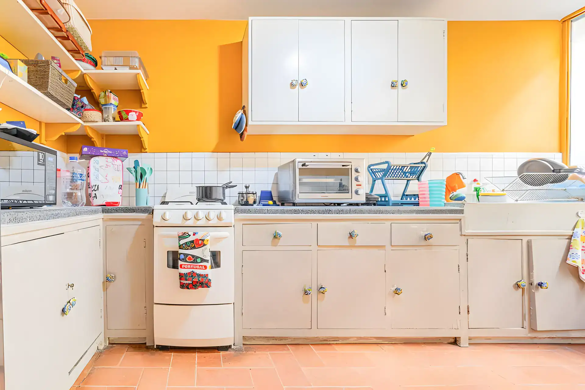 Casitas Terraplen, kitchen with a yellow wall, white cabinets, a white gas stove and a tile backsplash, San Miguel de Allende