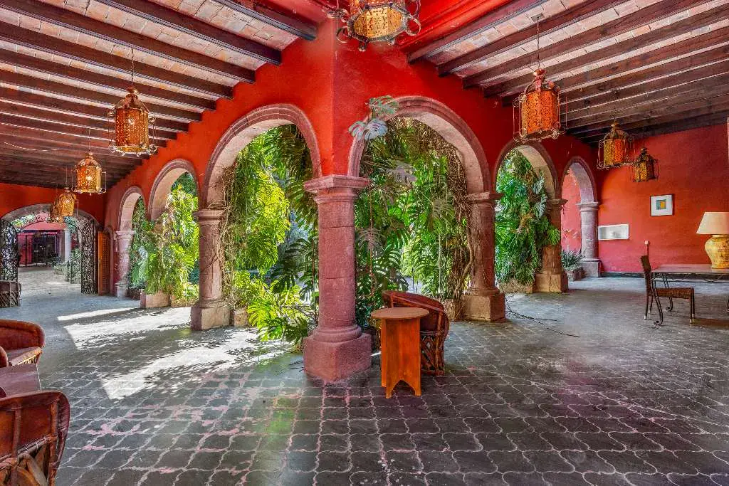 Hotel Casa Luna, arched colonnade around a courtyard garden, San Miguel de Allende