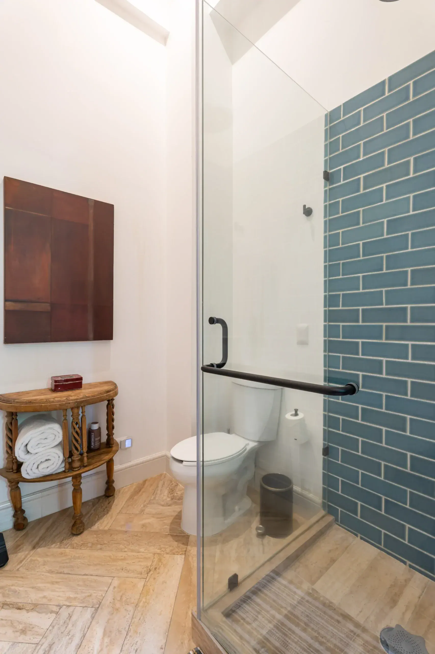 Casa Santa Mónica, bathroom with a glass shower and a blue tile wall, San Miguel de Allende