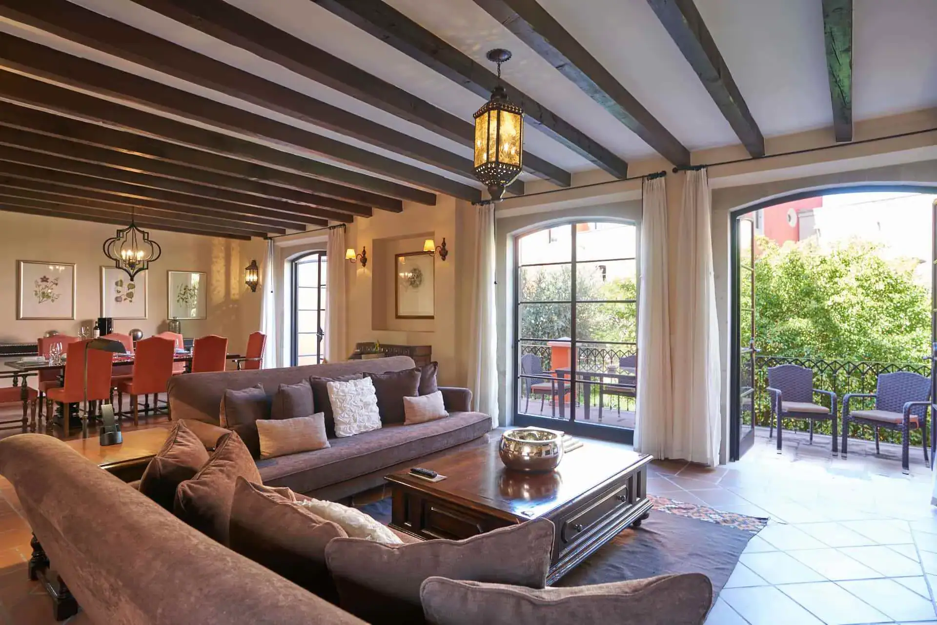 Rosewood Residence 7, living and dining room with a beamed ceiling and glass doors to the terrace, San Miguel de Allende