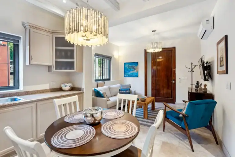 Suites Casa Vistas, suite kitchenette and dining table with a crystal chandelier and a sitting area, San Miguel de Allende