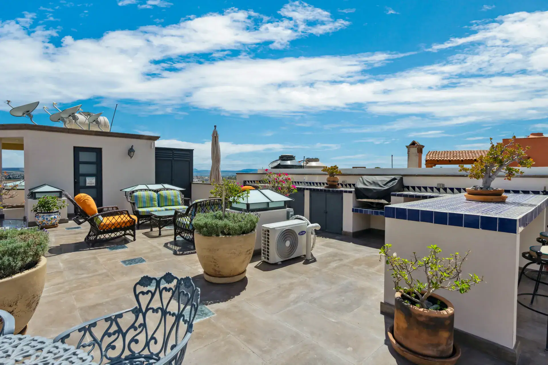 Suites Casa Vistas, rooftop terrace with an outdoor kitchen counter, patio furniture and potted plants, San Miguel de Allende