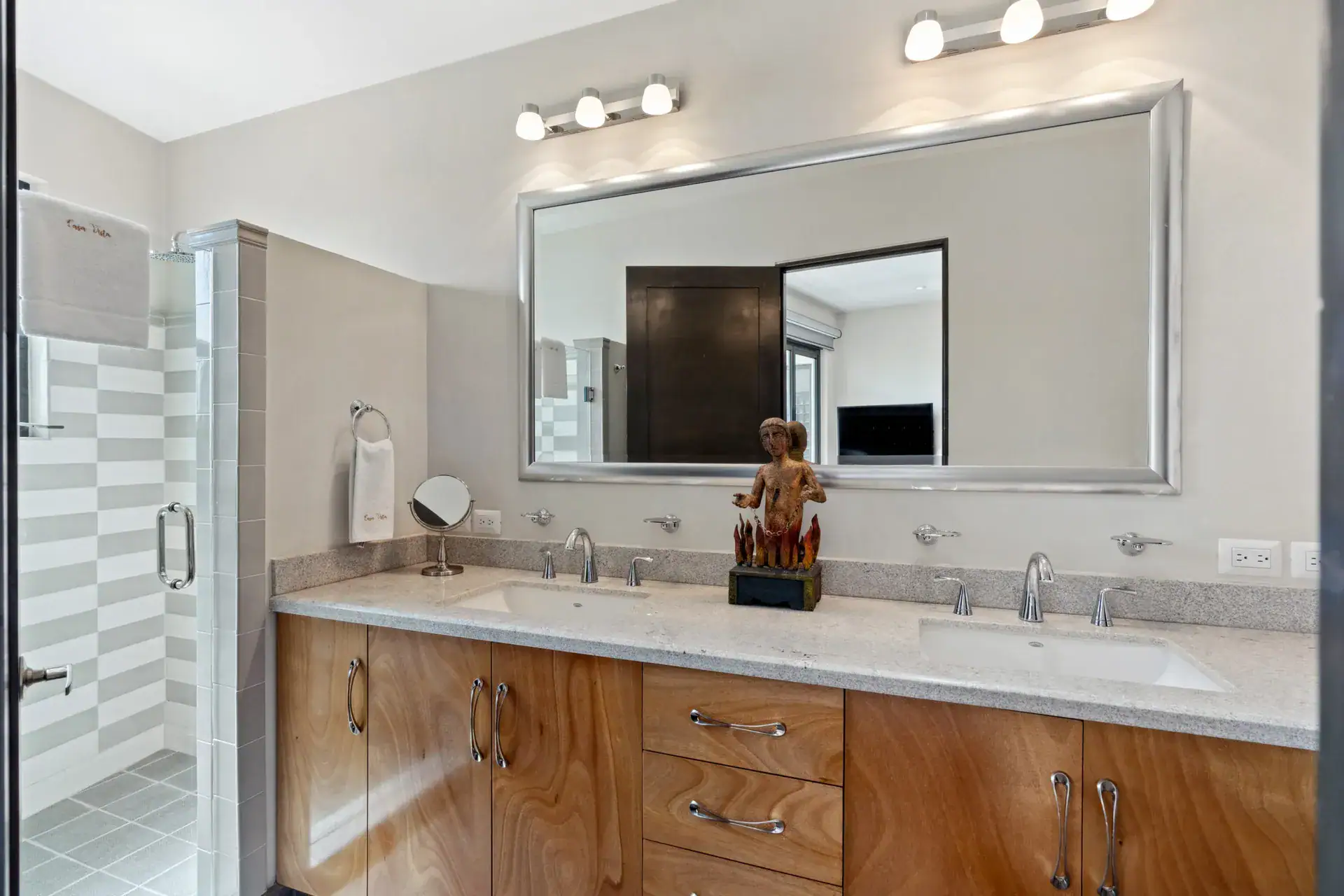 Suites Casa Vistas, bathroom with a granite double vanity, wood cabinets and a tiled shower, San Miguel de Allende