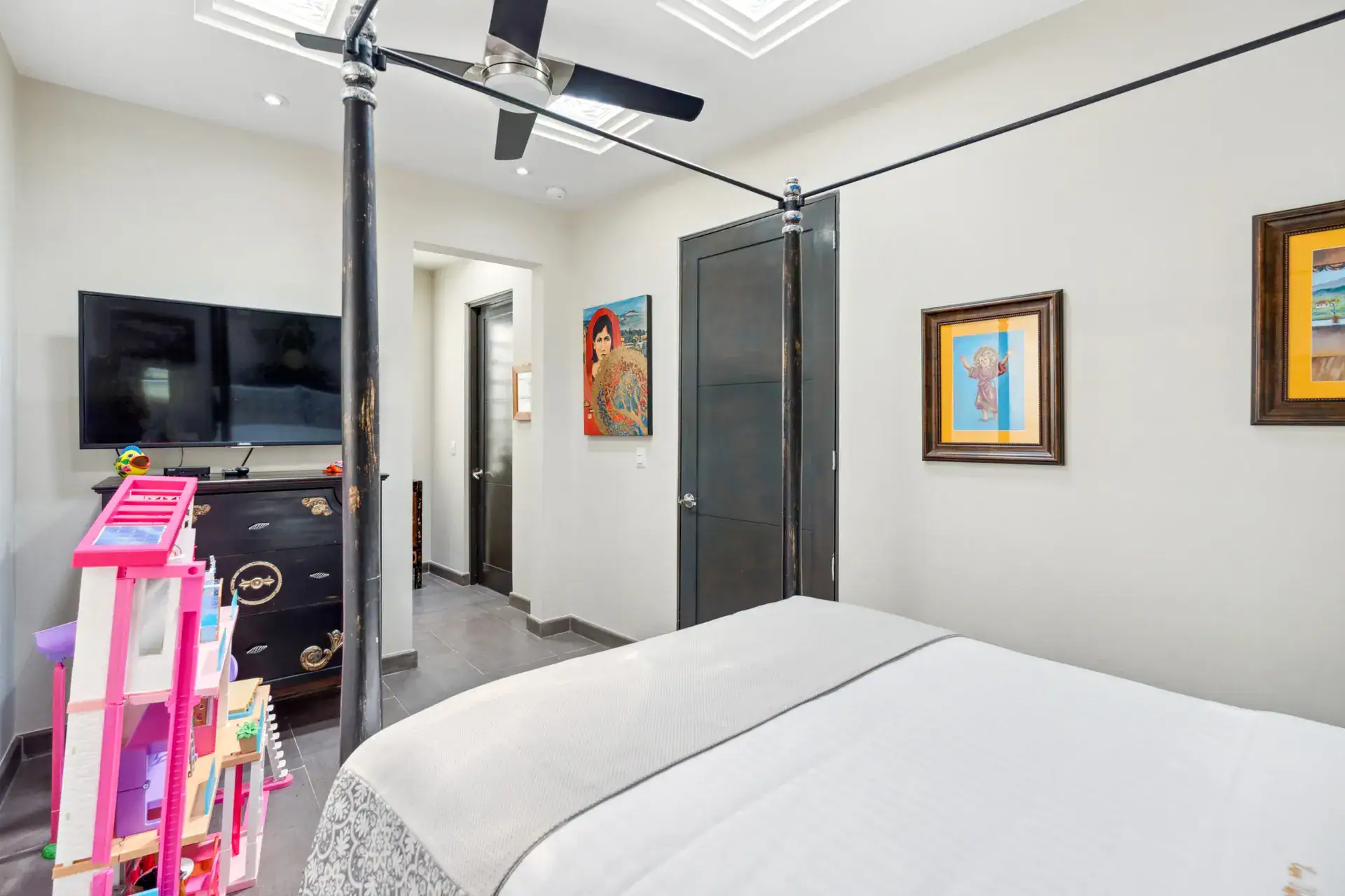 Suites Casa Vistas, bedroom with a four-poster bed, television, dresser and framed artwork, San Miguel de Allende