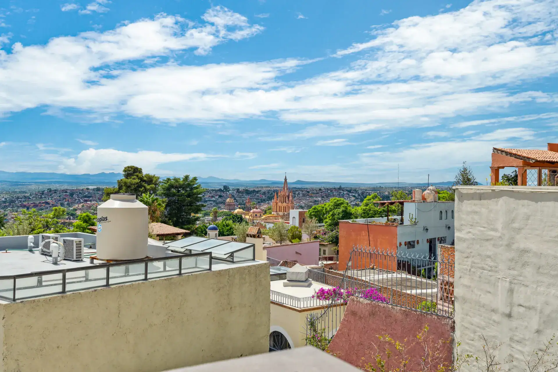 Suites Casa Vistas, rooftop view over rooftops and the Parroquia spires in San Miguel de Allende