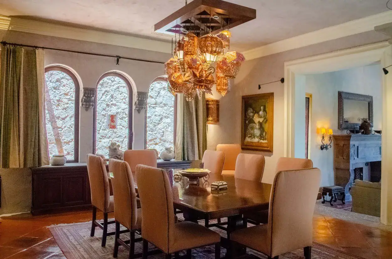 Villa Entre Sueños, dining room with a wood table, leather chairs and a copper pendant, San Miguel de Allende
